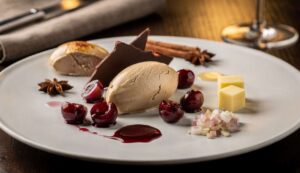Rezept: Dorheimer Gänselebermousse mit marinierten Kirschen und Schokolade